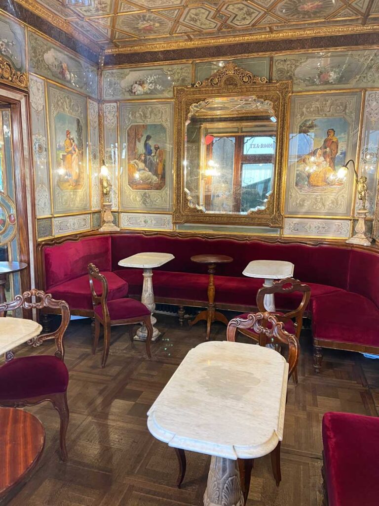 blick-ins-caffe-florian-in-venedig-mit-samtsofa-und-goldenen-spiegeln