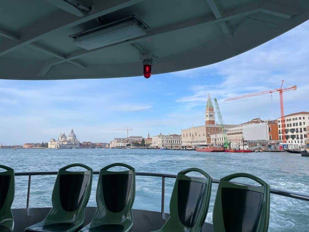 blick-auf-dogenpalast-aus-vaporetto