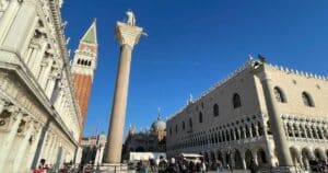 Mehr über den Artikel erfahren Markusplatz Venedig: Tipps für Markusdom, Dogenpalast & Seufzerbrücke