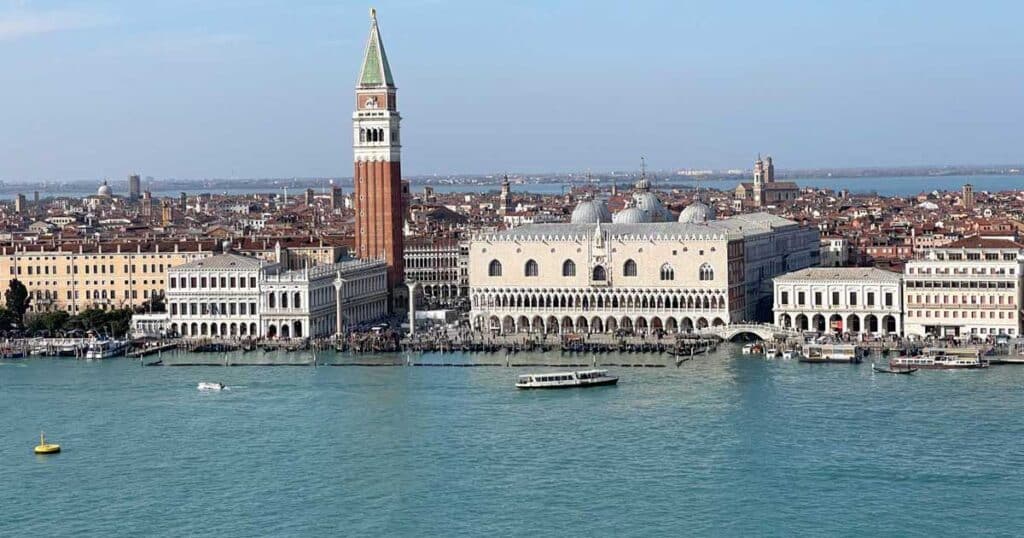 blick-ueber-die-lagune-von-venedig-auf-den-markusplatz