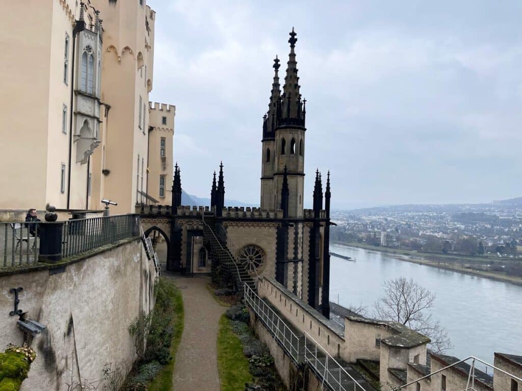 Koblenz Sehenswürdigkeiten: Tipps für den Wochenendausflug burg stolzenfels sehenswuerdigkeiten koblenz