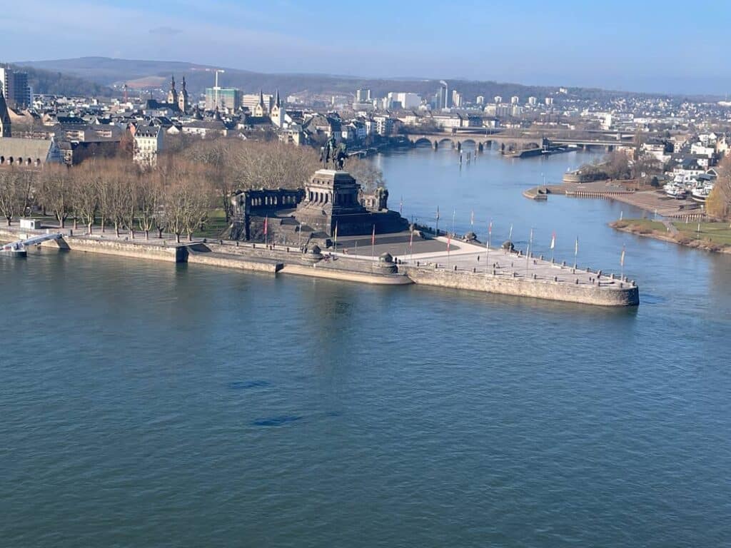 Koblenz Sehenswürdigkeiten: Tipps für den Wochenendausflug blick-auf-deutsches-eck-aus-seilbahn
