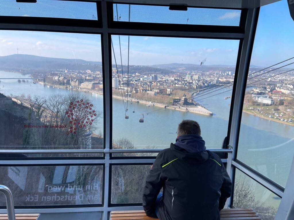 mann fährt mit seilbahn über den rhein bei koblenz