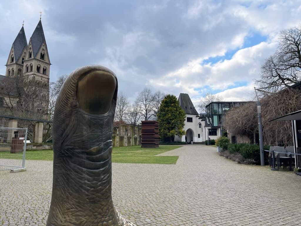 Koblenz Sehenswürdigkeiten: Tipps für den Wochenendausflug kunstwerk-daumenskulptur-in-koblenz