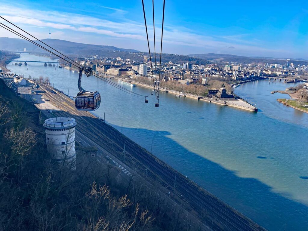 seilbahn über rhein und blick auf koblenz