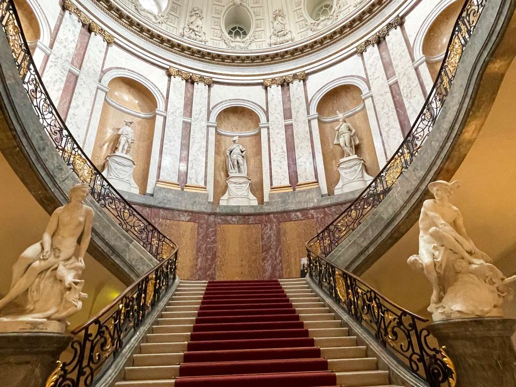 Museumsinsel Berlin - Lohnt sich das Ticket? imposanter-treppenaufgang-bodemuseum