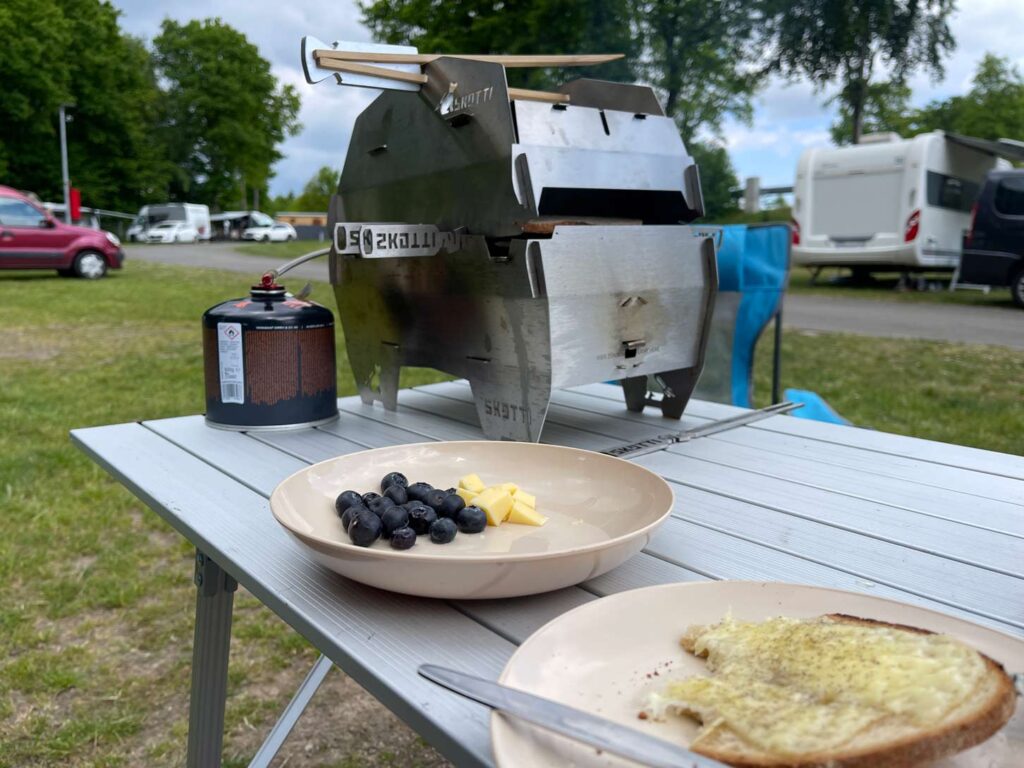 Biggesee Camping: 7+ Tipps für den See im Sauerland campingtisch mit skotti grill und atta kaese brot