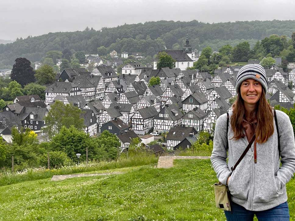 Biggesee Camping: 7+ Tipps für den See im Sauerland frau steht im kurpark freudenberg mit blick auf alten flecken mit fachwerkhauesern
