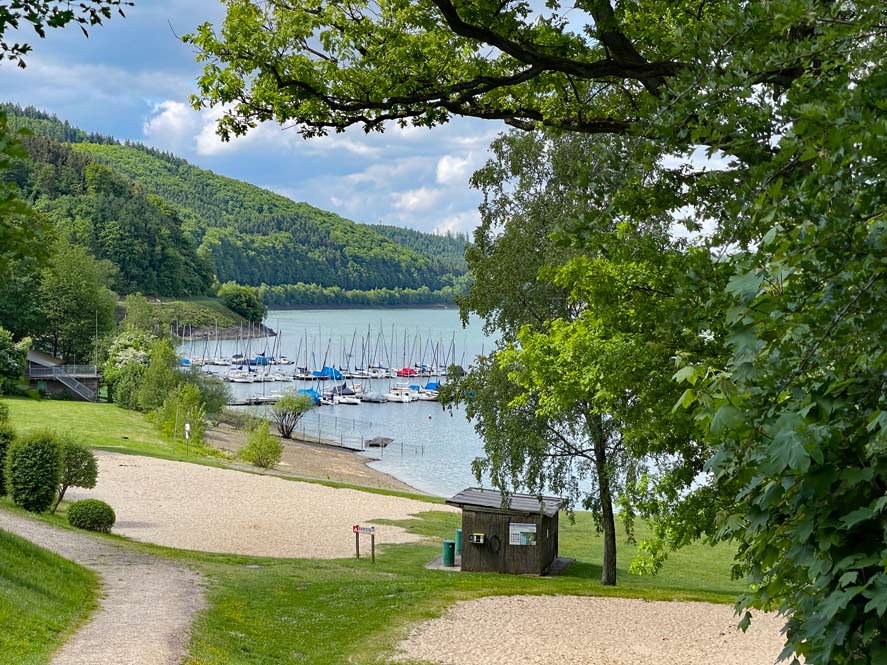 Biggesee Camping: 7+ Tipps für den See im Sauerland biggesee strand badestelle waldenburger bucht