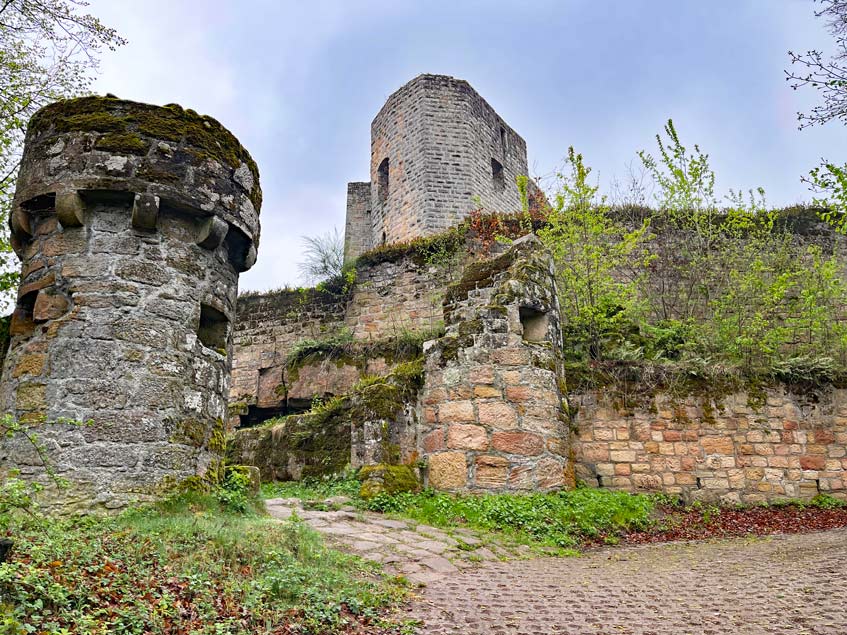Wandern im Dahner Felsenland 🥾 7+ Tipps burgruine-graefenstein-im-dahner-felsenland-eingangsbereich-mit-wachturm-und-blick-auf-siebeneckigen-turm