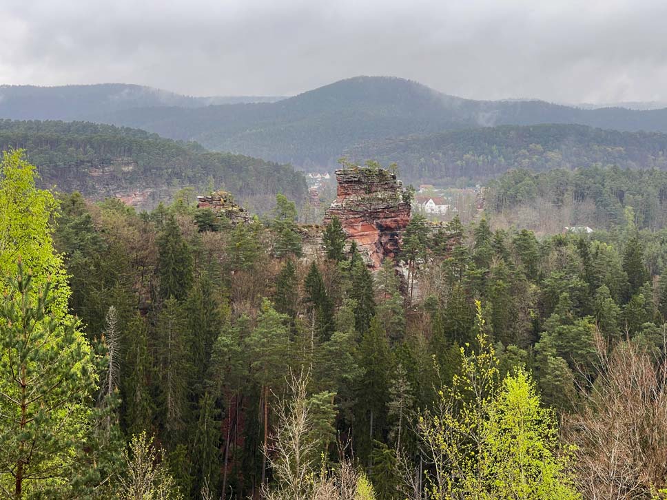 Wandern im Dahner Felsenland 🥾 7+ Tipps ausblick vom dahner felsenpfad auf neblingen wald und felsfortmationen