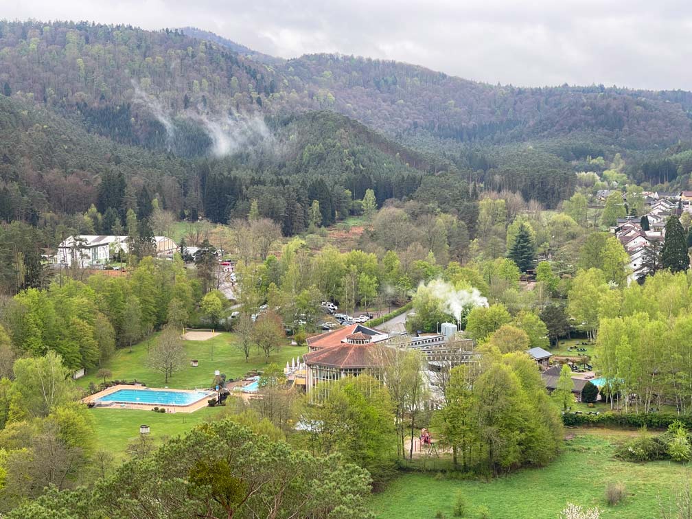 Wandern im Dahner Felsenland 🥾 7+ Tipps ausblick auf das felsland badeparadies von den felsen braut und bräutigam
