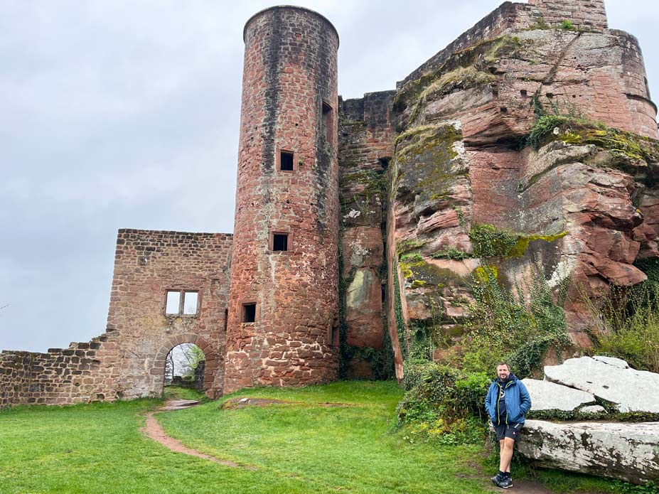Wandern im Dahner Felsenland 🥾 7+ Tipps mann steht vor burgruine neudahn roter sandsteinburg