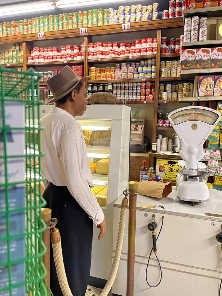 Meine 7 Bremerhaven Sehenswürdigkeiten - mit dem Highlight Deutsches Auswandererhaus figur-steht-in-einem-deli-in-den-usa-mit-regalen-voller-lebensmittel-deutsches-auswandererhaus-bremerhaven