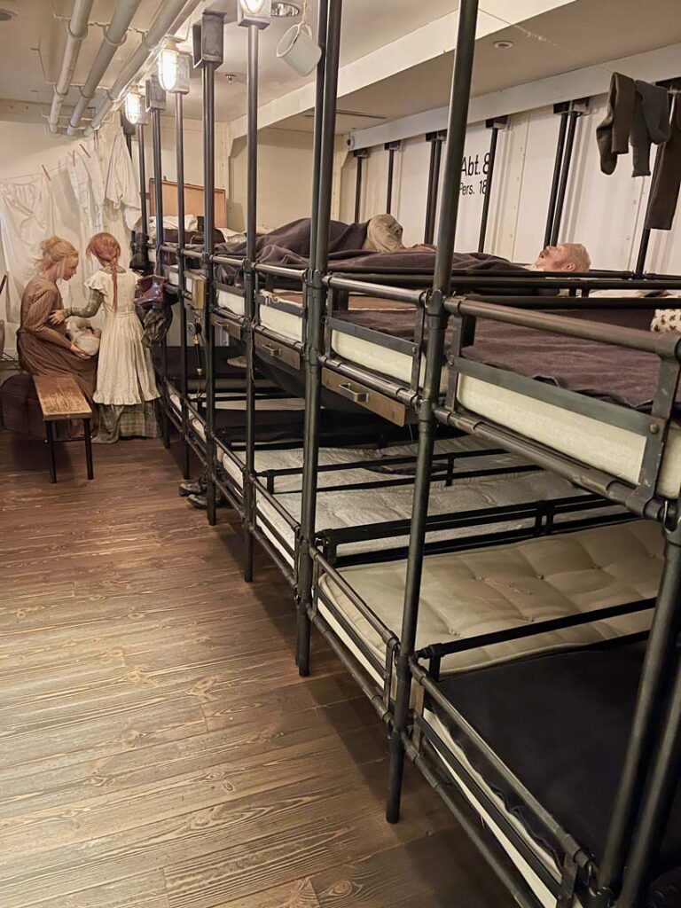 Meine 7 Bremerhaven Sehenswürdigkeiten - mit dem Highlight Deutsches Auswandererhaus nachbau-schiffskabine-mit-figuren-von-auswanderern-deutsches-auswandererhaus-bremerhaven