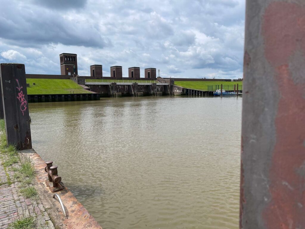 Dangast - Kurzurlaub am Jadebusen sperrmauer am hafen in dangast