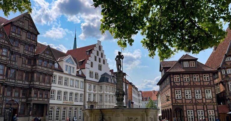 Mehr über den Artikel erfahren Hildesheim Sehenswürdigkeiten – Fachwerk, Duftrosen und Weltkulturerbe – Ein Tag in Hildesheim
