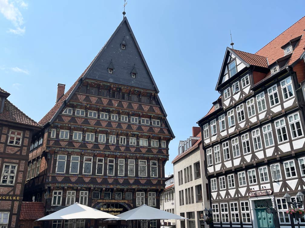 Hildesheim Sehenswürdigkeiten - Fachwerk, Duftrosen und Weltkulturerbe – Ein Tag in Hildesheim knochenhauer-amtshaus-fachwerkhaus-hildesheim-am-marktplatz