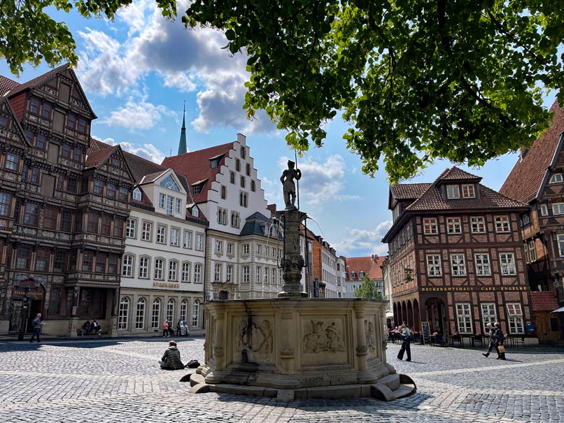 Hildesheim Sehenswürdigkeiten - Fachwerk, Duftrosen und Weltkulturerbe – Ein Tag in Hildesheim marktplatz in hildesheim mit brunnen und fachwerkhäusern