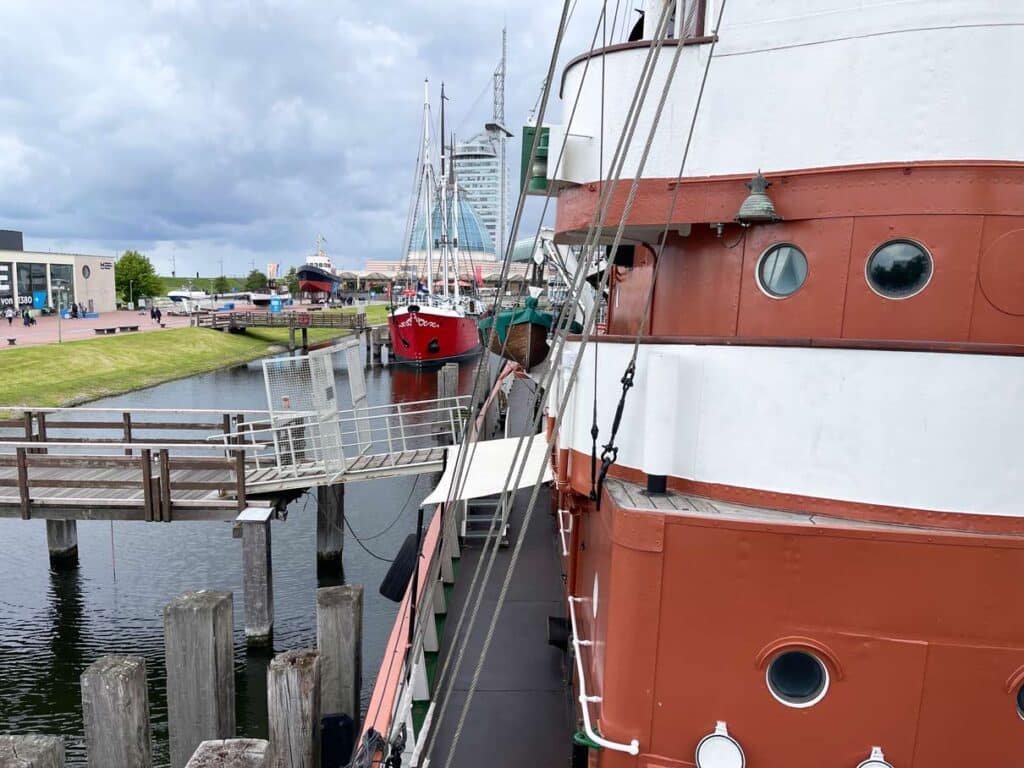 Meine 7 Bremerhaven Sehenswürdigkeiten - mit dem Highlight Deutsches Auswandererhaus blick-über-den-museumshafen-bremerhaven-und-seine-schiffe