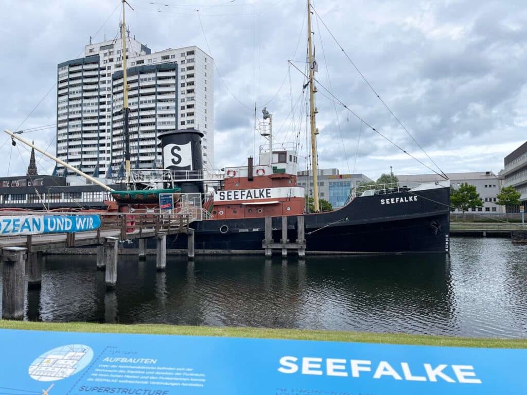 Meine 7 Bremerhaven Sehenswürdigkeiten - mit dem Highlight Deutsches Auswandererhaus museumsschiff-seefalke-am-bremerhaven