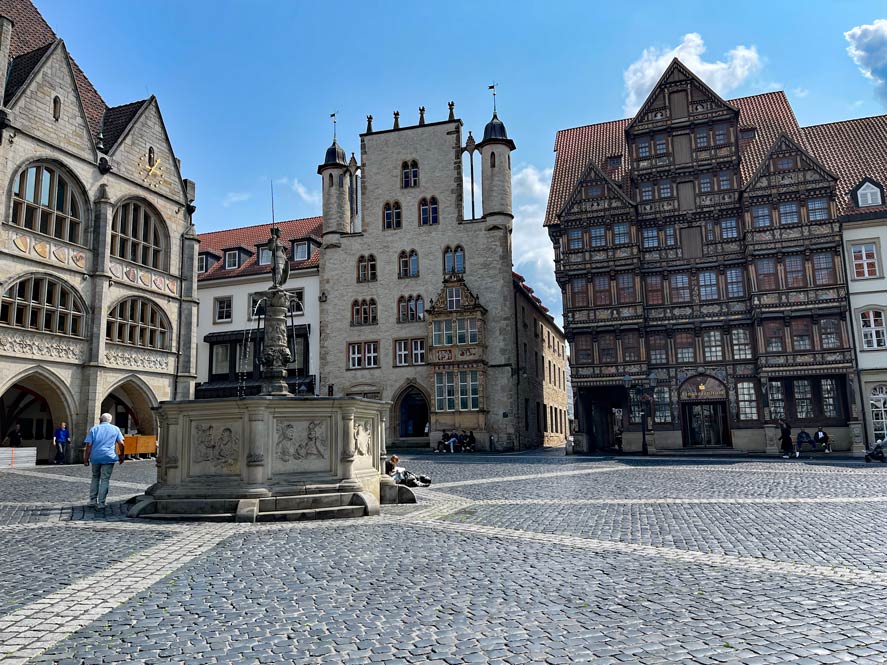Hildesheim Sehenswürdigkeiten - Fachwerk, Duftrosen und Weltkulturerbe – Ein Tag in Hildesheim marktplatz in hildesheim mit fachwerkhäusern