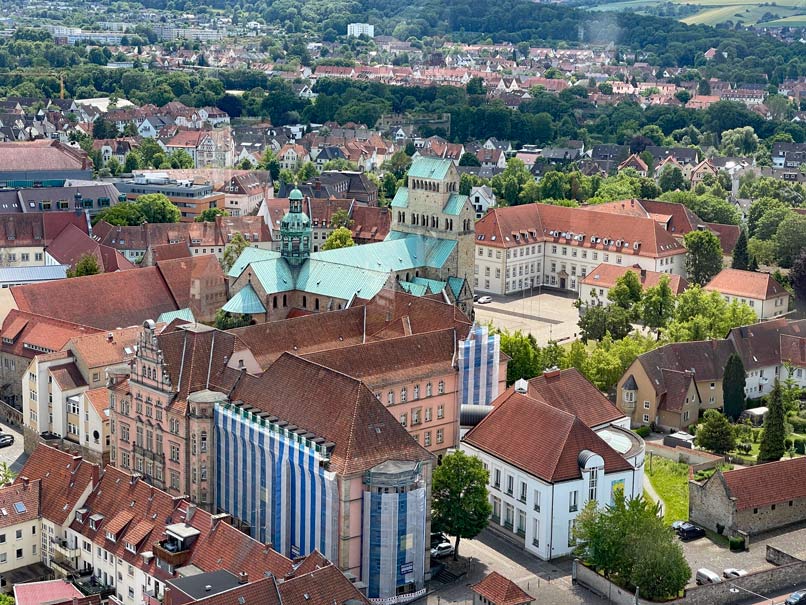Hildesheim Sehenswürdigkeiten - Fachwerk, Duftrosen und Weltkulturerbe – Ein Tag in Hildesheim blick-auf-den-dom-vom-st-andreas-kirchturm-in-hildesheim