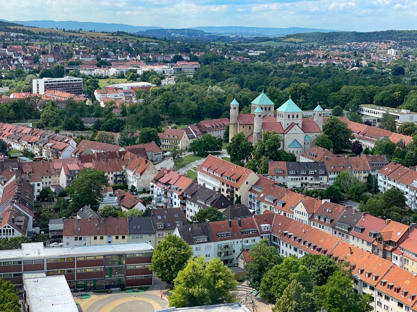Hildesheim Sehenswürdigkeiten - Fachwerk, Duftrosen und Weltkulturerbe – Ein Tag in Hildesheim ausblick-st-andreas-kirche-auf-kloster-in-hildesheim