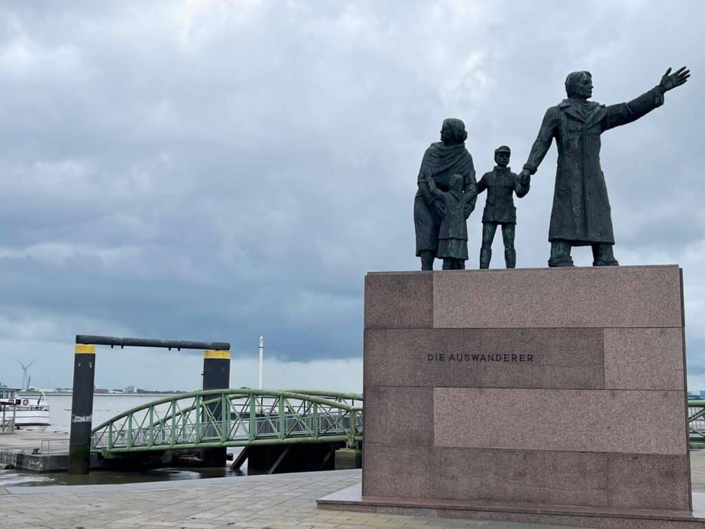Meine 7 Bremerhaven Sehenswürdigkeiten - mit dem Highlight Deutsches Auswandererhaus statue-die-auswanderer-in-bremerhaven