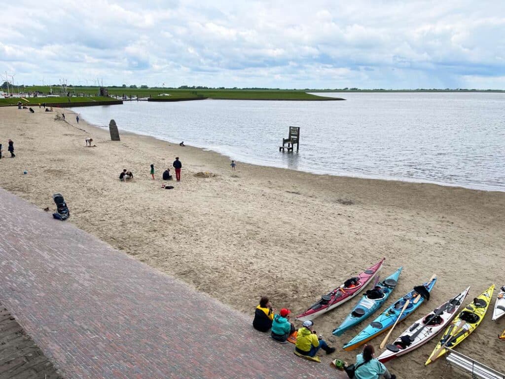 Dangast - Kurzurlaub am Jadebusen strand in dangast mit kunstobjekt stuhl im wasser
