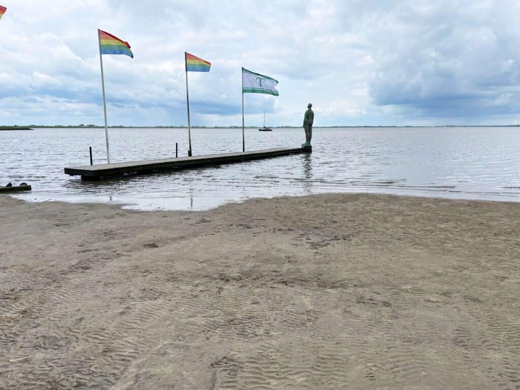Dangast - Kurzurlaub am Jadebusen strand in dangast mit steg und figur