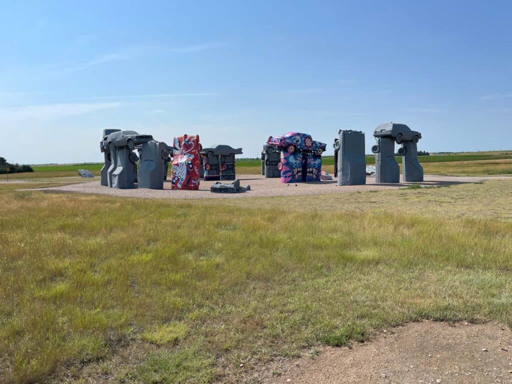 USA Rundreise Denver - mit Yellowstone Nationalpark nachbau stonehenge mit autos in nebraska "carhenge"