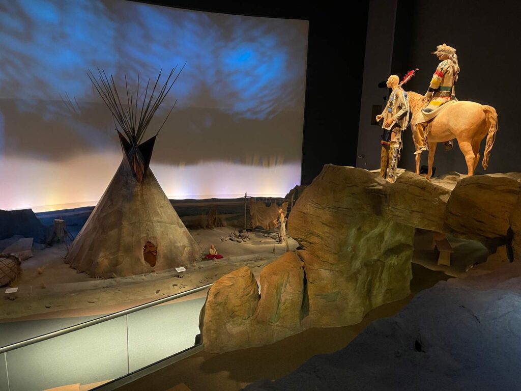 USA Rundreise Denver - mit Yellowstone Nationalpark ausstellung der ureinwohner der usa in cody mit tipi