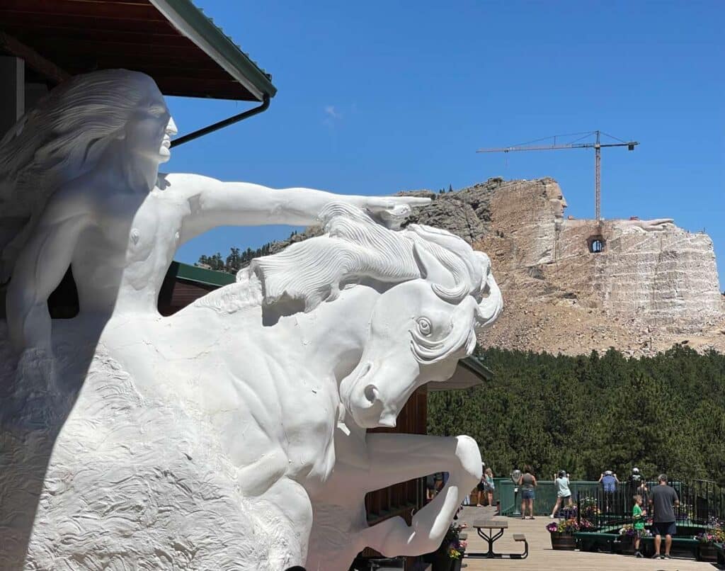 USA Rundreise Denver - mit Yellowstone Nationalpark crazy horse memorial im vordergrund die vorlage dahinter aktueller bau