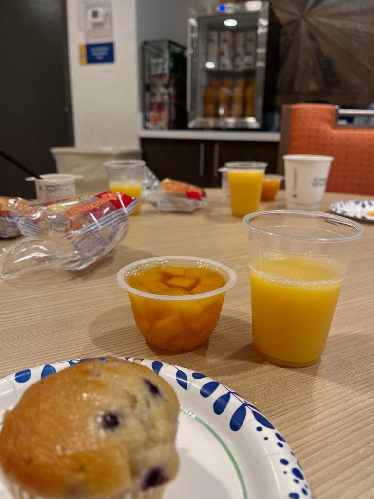 frühstück im hotel in denver mit abgepackten muffins und dosenpfirsischen
