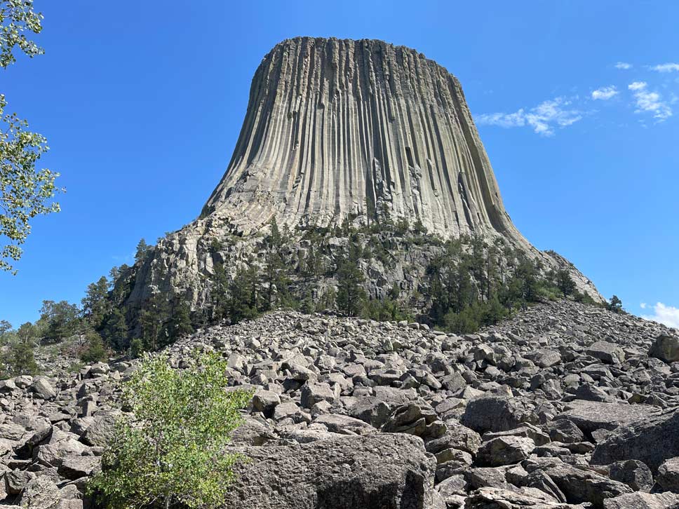 USA Rundreise Denver - mit Yellowstone Nationalpark devils-tower-auffaelliger-hoher-lavaberg