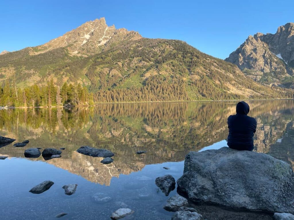 ruhiger jenny lake im grand teton nationalpark am frühen morgen