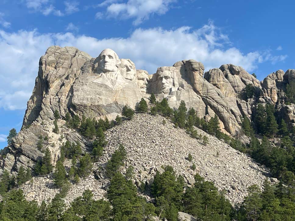 USA Rundreise Denver - mit Yellowstone Nationalpark mount rushmore berg in den usa mit vier abbildern von praesidentenkoepfen