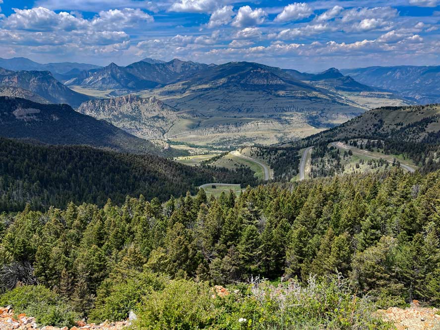USA Rundreise Denver - mit Yellowstone Nationalpark aussichtspunkt am chief joseph scenic bayway über wälder und berge
