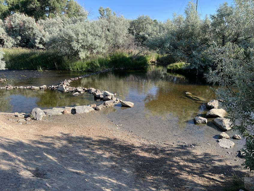 heisse-quellen-im-natuerlichen-fluss-in-wyoming