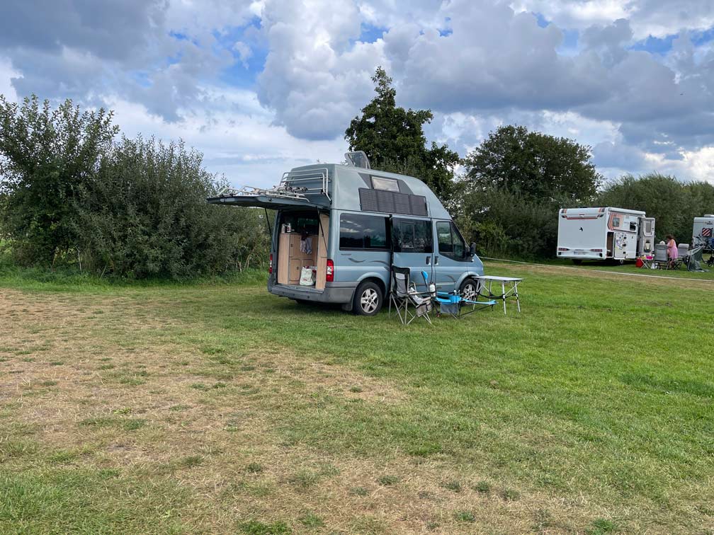 ford nugget steht auf campingplatz wiese am strand brasilien an der ostsee