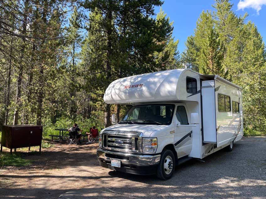 road bear camper auf campingplatz an der colter bay im grand teton