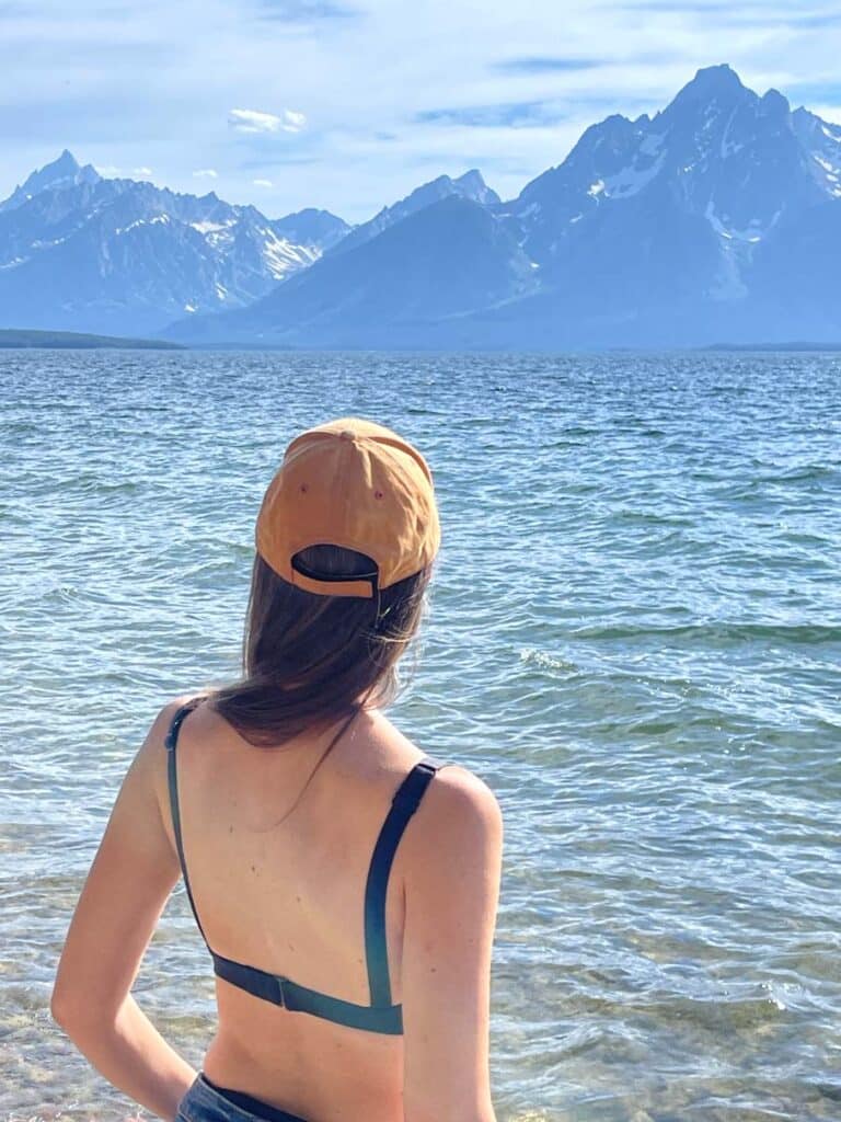 frau an der colter bay mit blick auf grand teton