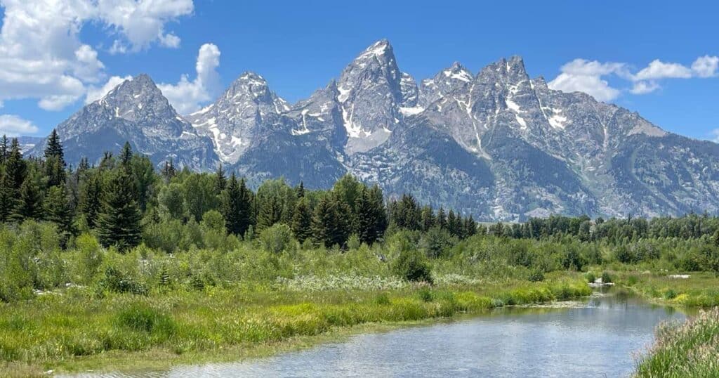 bergkette grand teton hinter snkae river in wyoming aussichtspunkt schwabacher landing