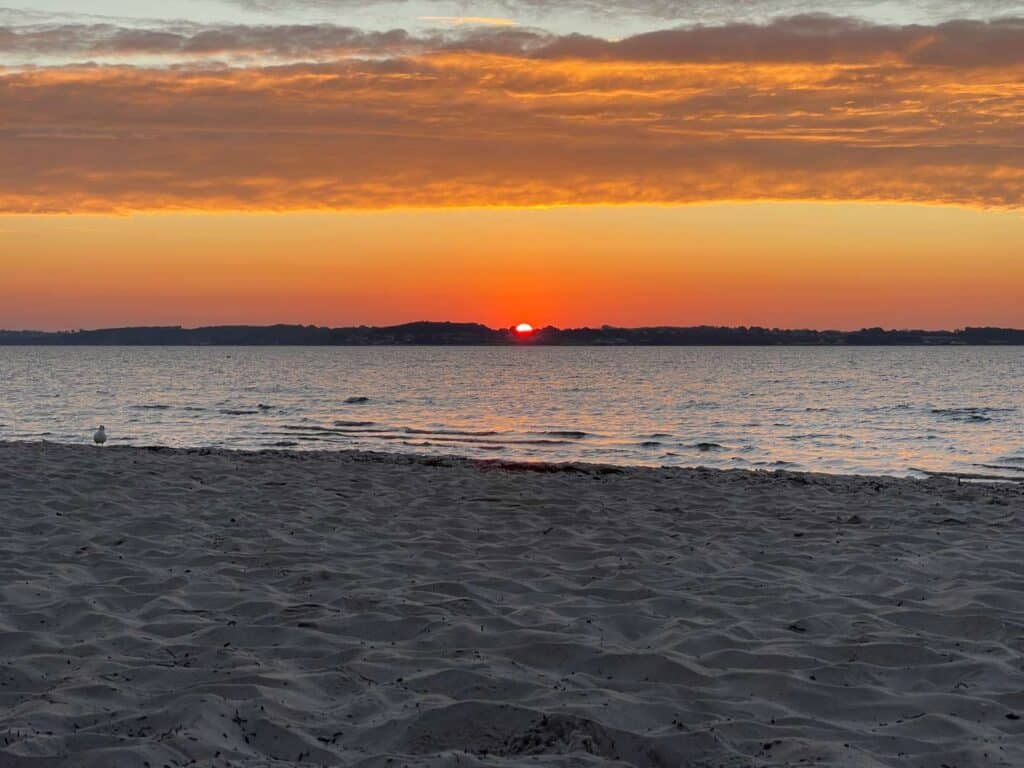 sonnenaufgang am strand auf der halbinsel holnis