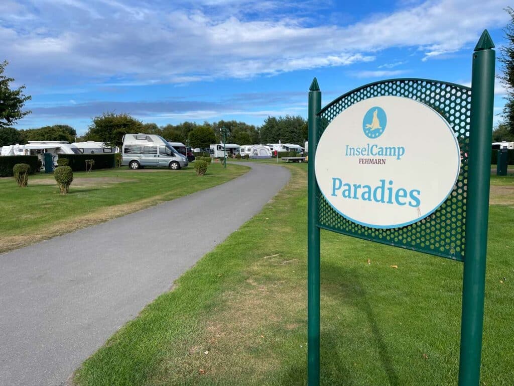 campingplatz inselcamp fehmarn mit schild im hintergrund wohnmobile