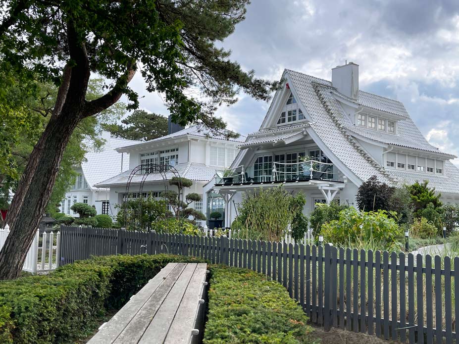 weisse japanhäuser am timmendorfer strand