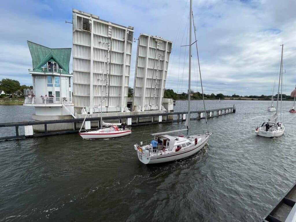 geöffnete klappbrücke in kappeln