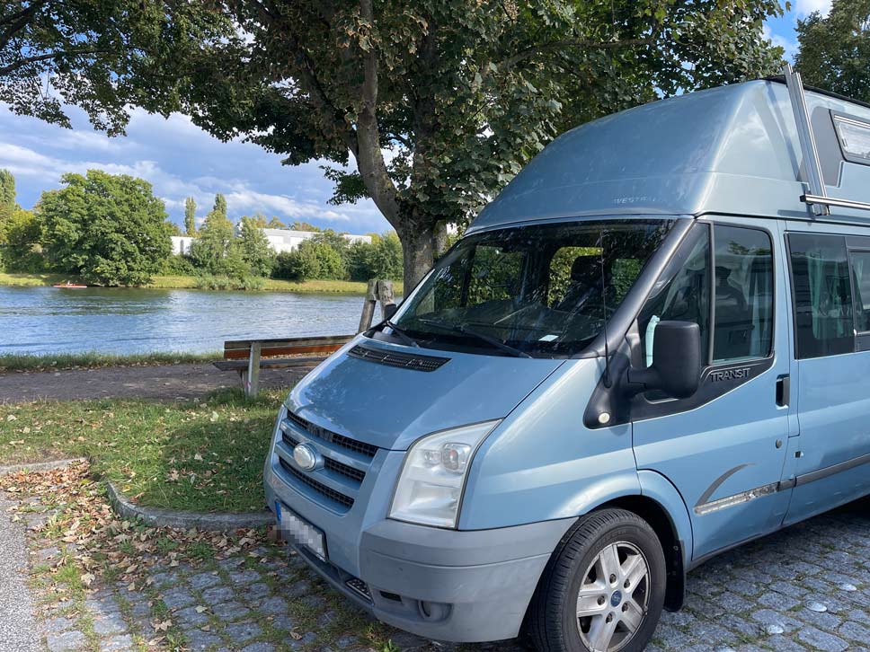 camper auf wohnmobilstellplatz am fluss in lübeck
