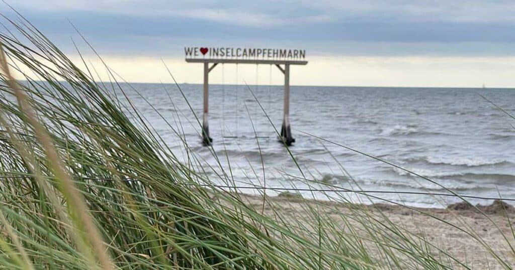 ostsee strand mit wasserschaukel